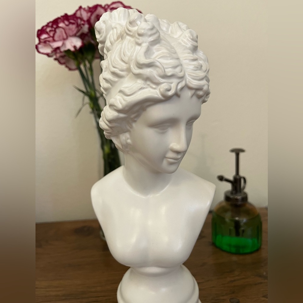NWT Elegant White Bust Sculpture